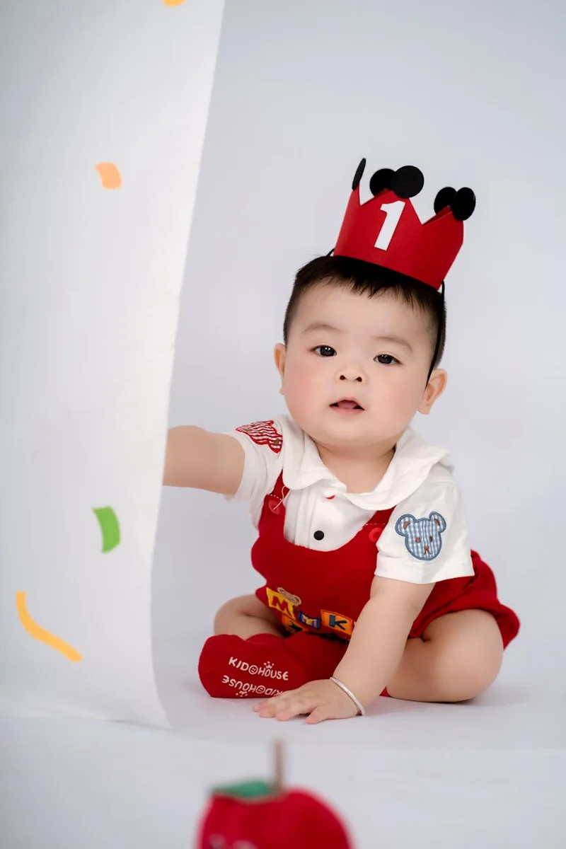 hero 图片用于传达品牌工作场景，模块配图分别展示服务领域和流程示意。
